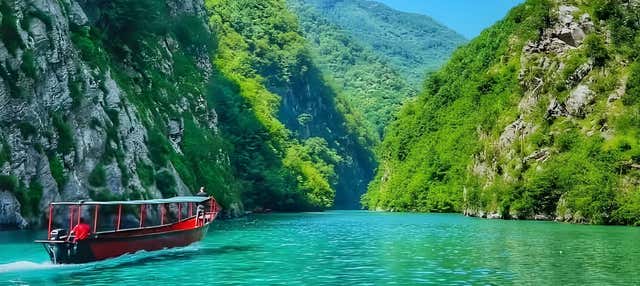 Giro in barca sul lago Koman e sul fiume Shala