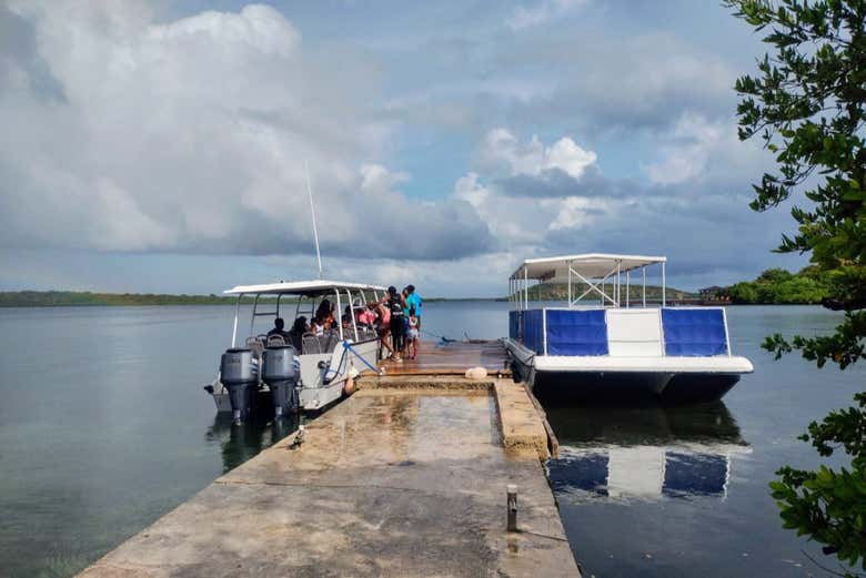 Hop on board a boat toward Stingray City - Hop on board a boat toward Stingray City