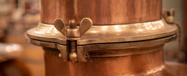 Tour del vermut, el whisky y la ginebra por Dina Huapi desde Bariloche - Reserva online en .com
