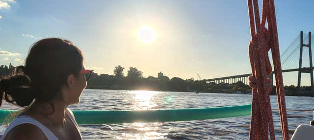 Paseo en velero al atardecer por el río Paraná