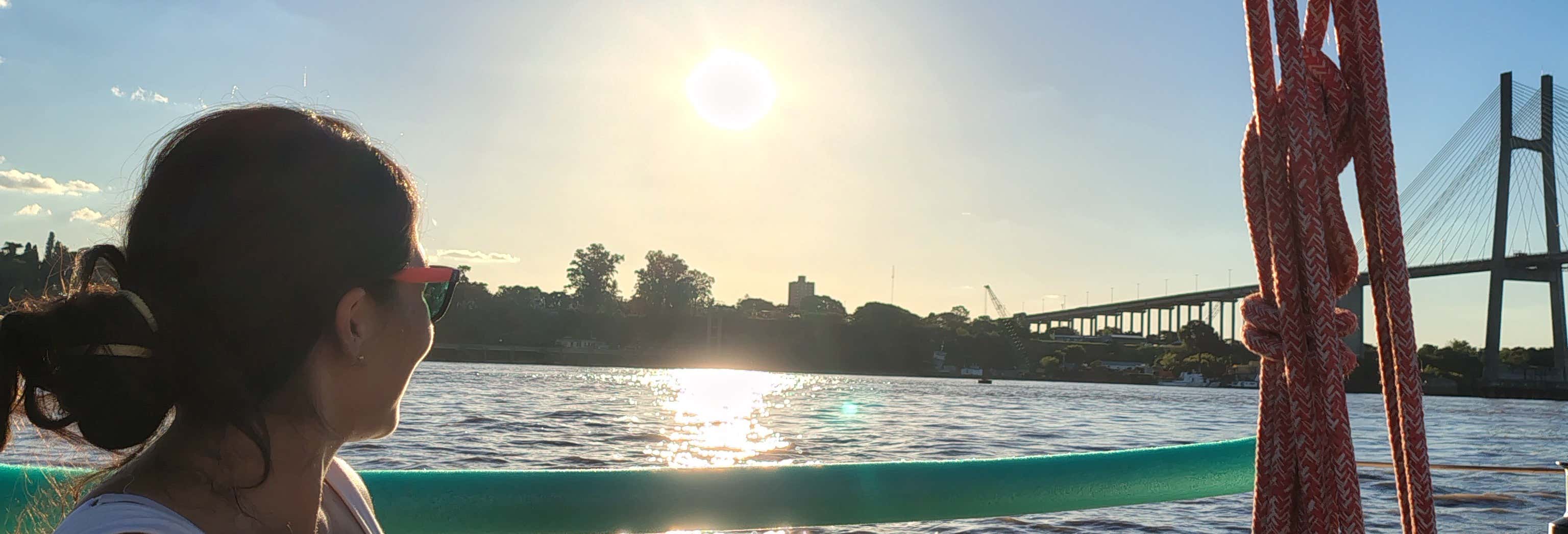 Paseo en velero al atardecer por el río Paraná