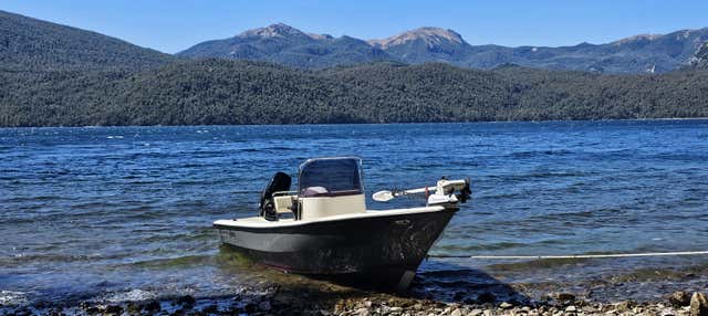 Giro privato in barca sul lago Lácar