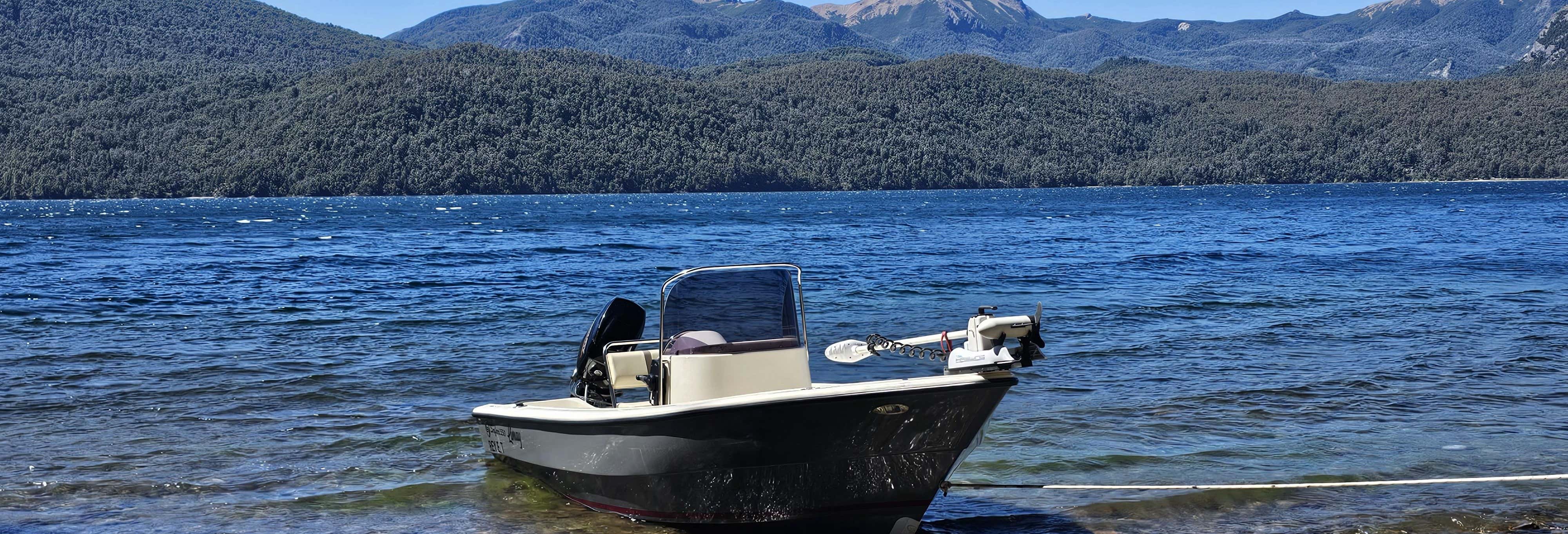 Giro privato in barca sul lago Lácar