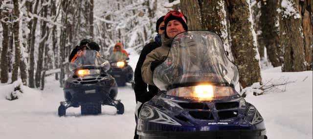 Avventura serale in motoslitta, slitta e racchette da neve