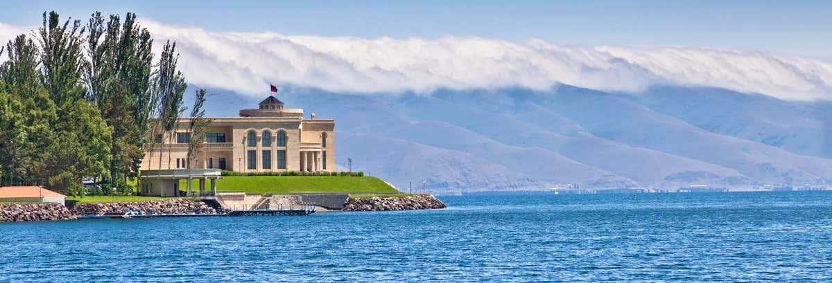 Escursione privata al lago Sevan, monasteri Sevanavank e Hayravank + Cimitero di Noraduz
