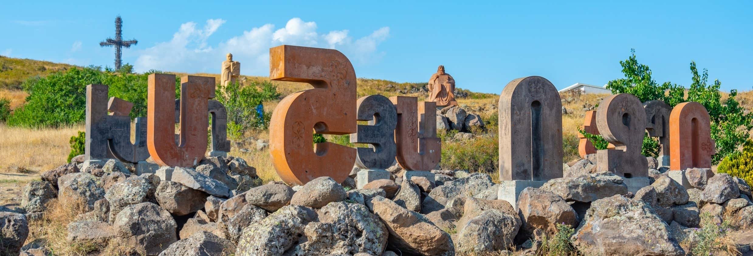 Escursione privata al Monumento dell'Alfabeto Armeno e ai monasteri di Saghmosavank e Hovhannavank