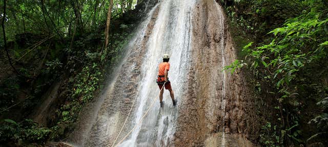 Discesa in corda doppia alla cascata di Água Fría