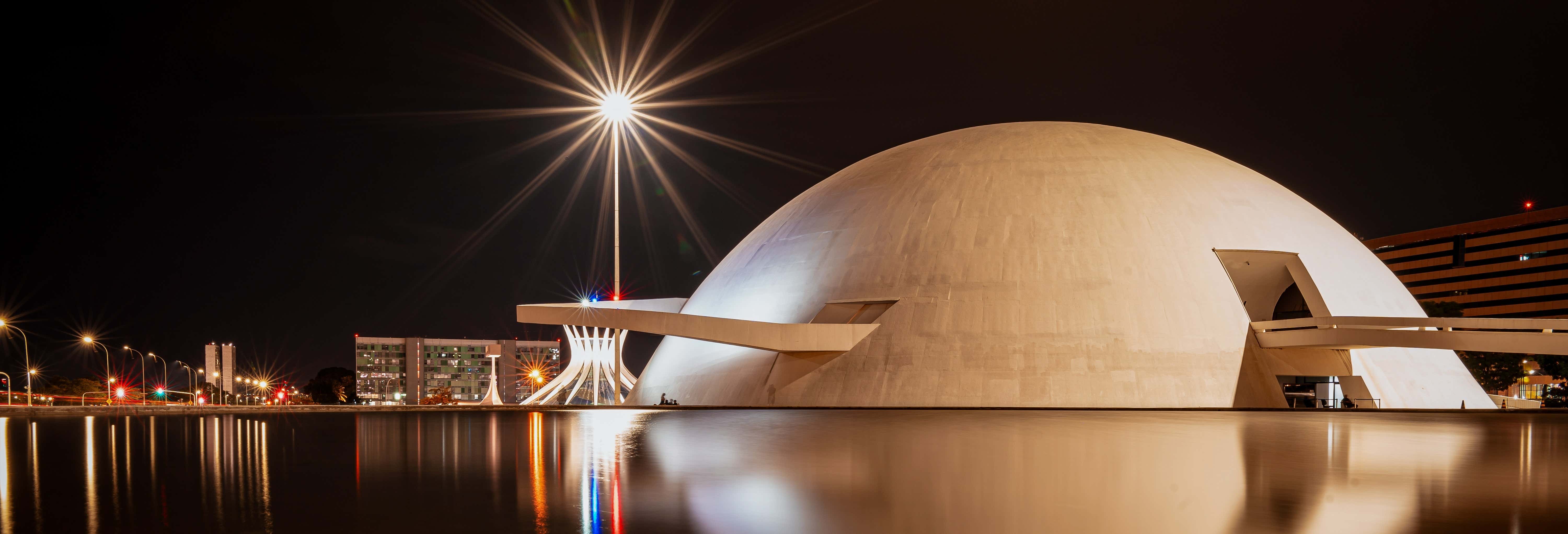 Tour panorâmico noturno por Brasília