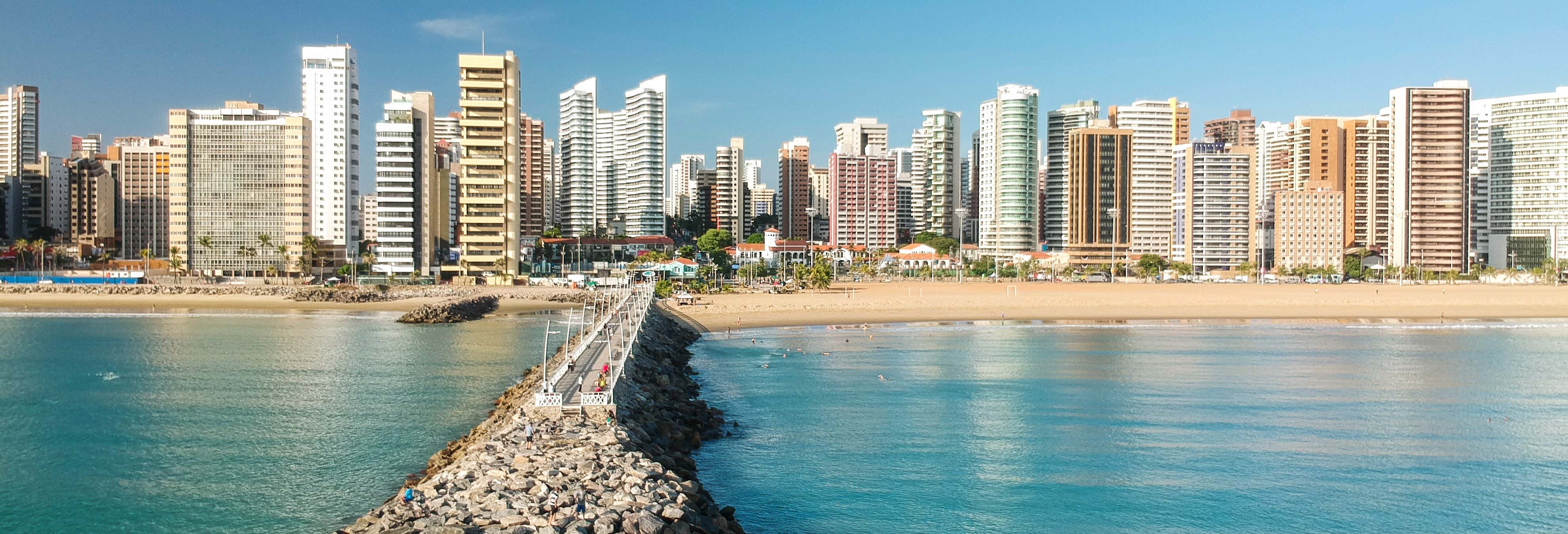 Paseo en canoa polinesia por la playa de Iracema