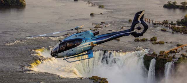 Cataratas del Iguazú por tierra, agua y aire