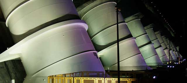 Spettacolo di luci nella diga di Itaipú