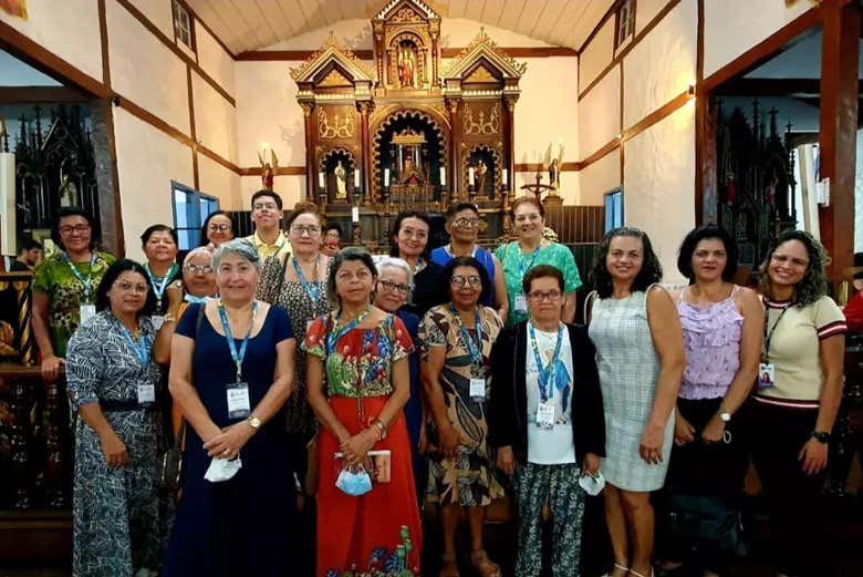 Foto de grupo na Igreja Matriz de Trindade