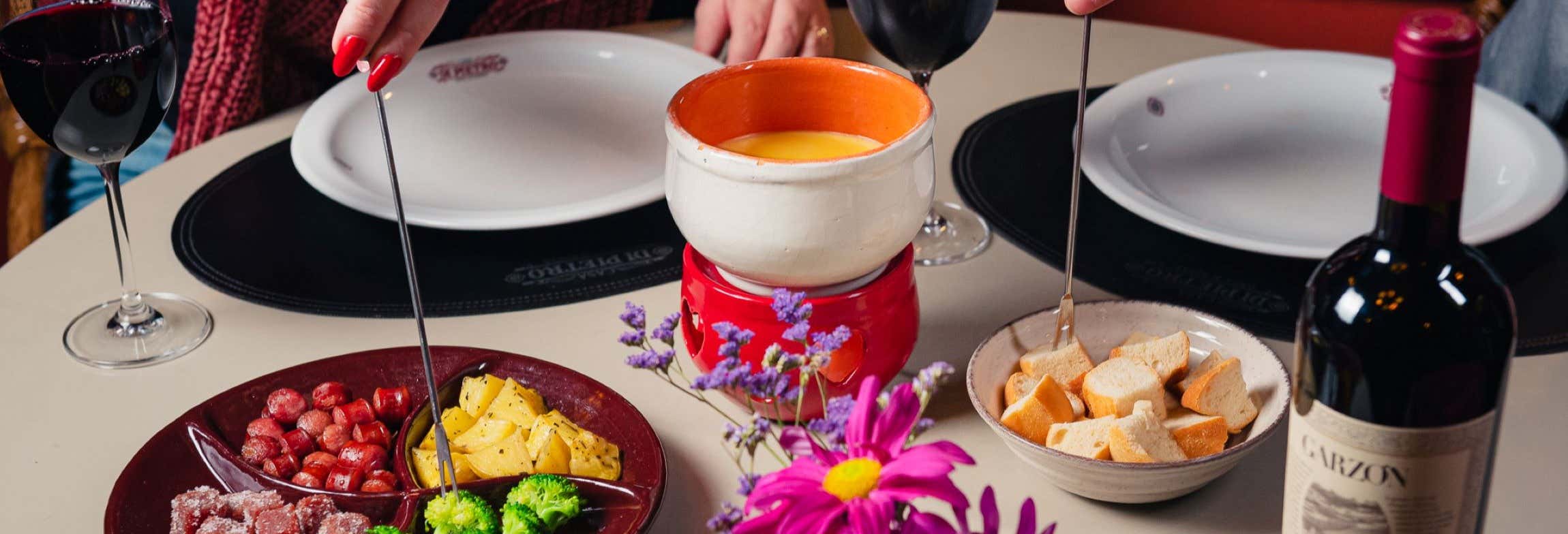 Pranzo o cena a base di fonduta al ristorante Casa Di Pietro