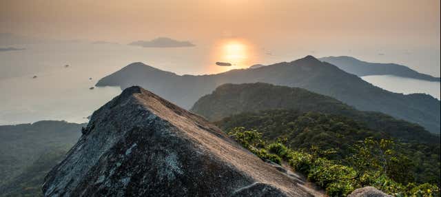 Trilha ao amanhecer no Pico do Papagaio