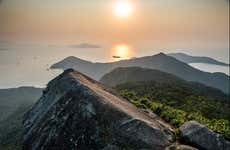 Trilha ao amanhecer no Pico do Papagaio