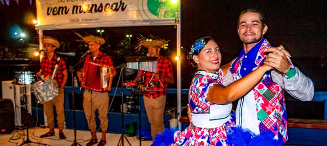 Giro in barca con spettacolo folcloristico