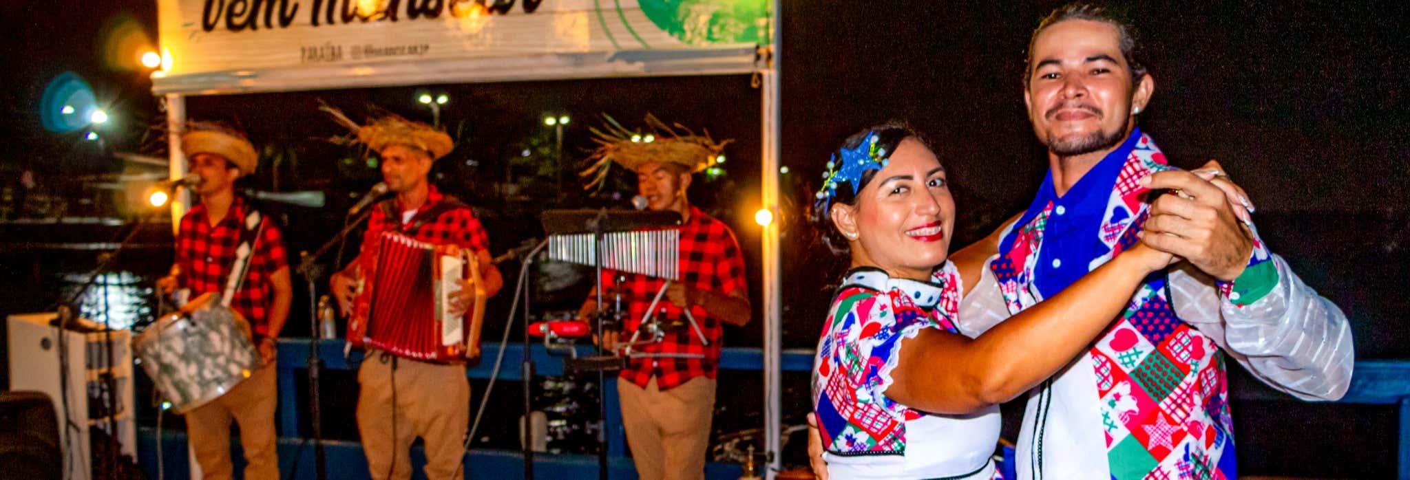 Giro in barca con spettacolo folcloristico