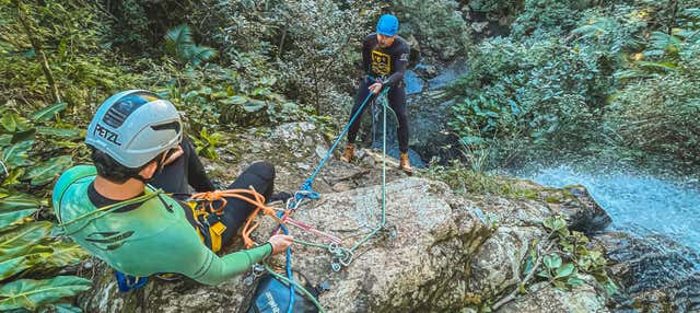 Discesa in corda doppia alle cascate di Praia Grande
