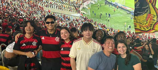 Ingresso de um jogo de futebol no Maracanã com guia local