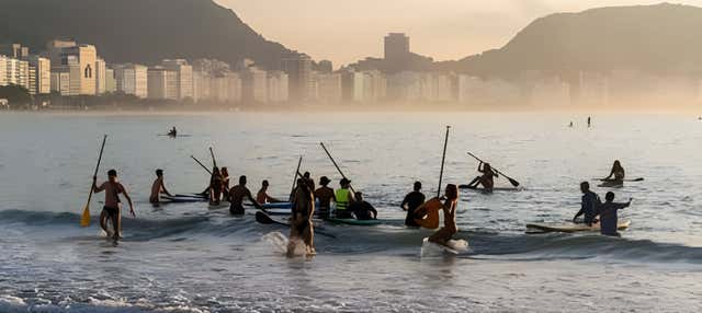 Paddle surf a Rio de Janeiro all'alba