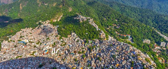 Tour pela favela da Rocinha com partida de futebol