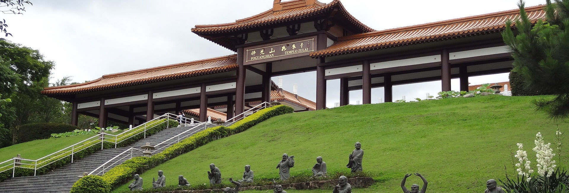 Excursão privada ao templo budista Zu Lai + Embu das Artes