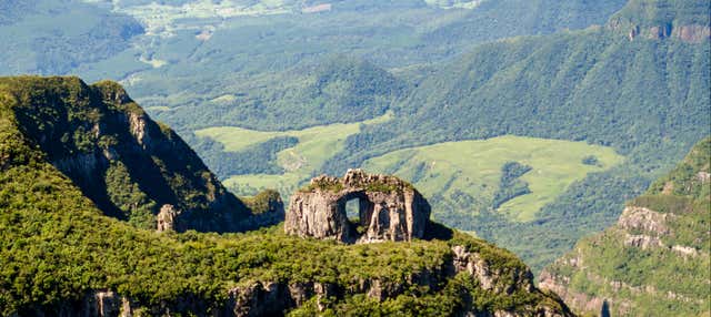 Trilha pela Pedra Furada