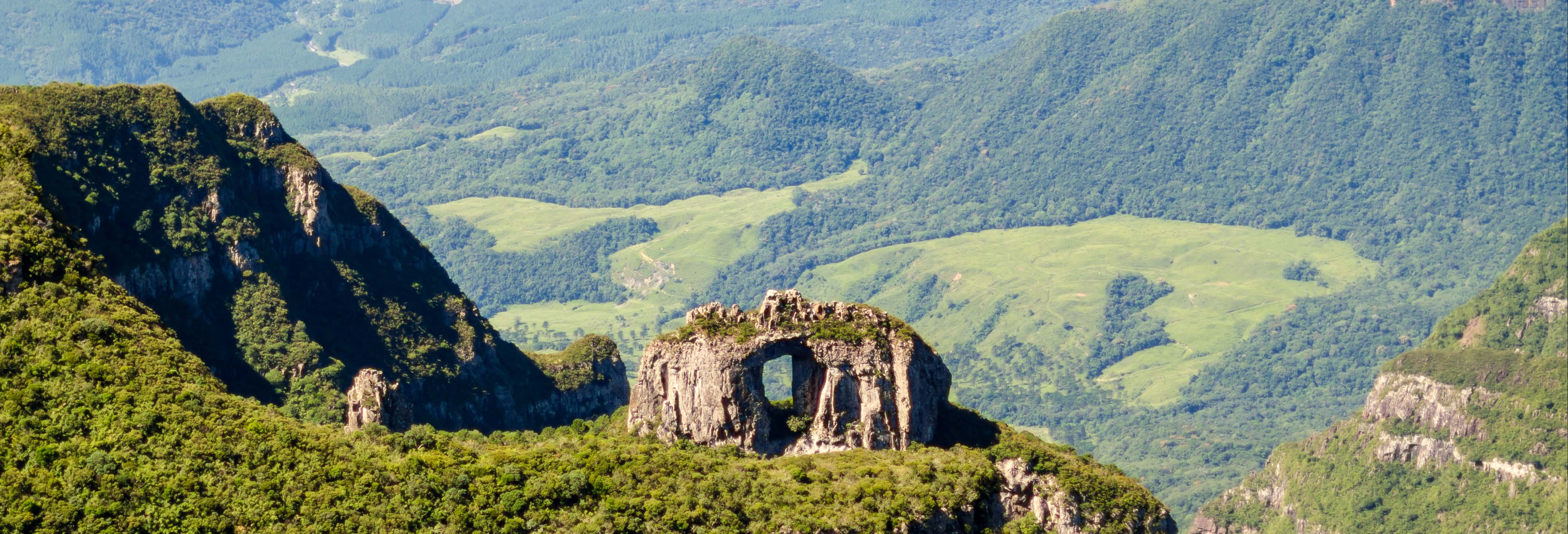 Trilha pela Pedra Furada