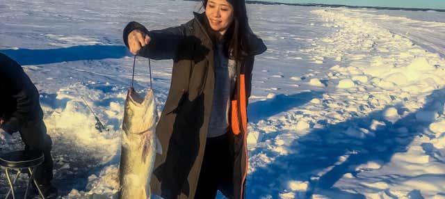 Pesca sul ghiaccio nel Grande Lago degli Schiavi
