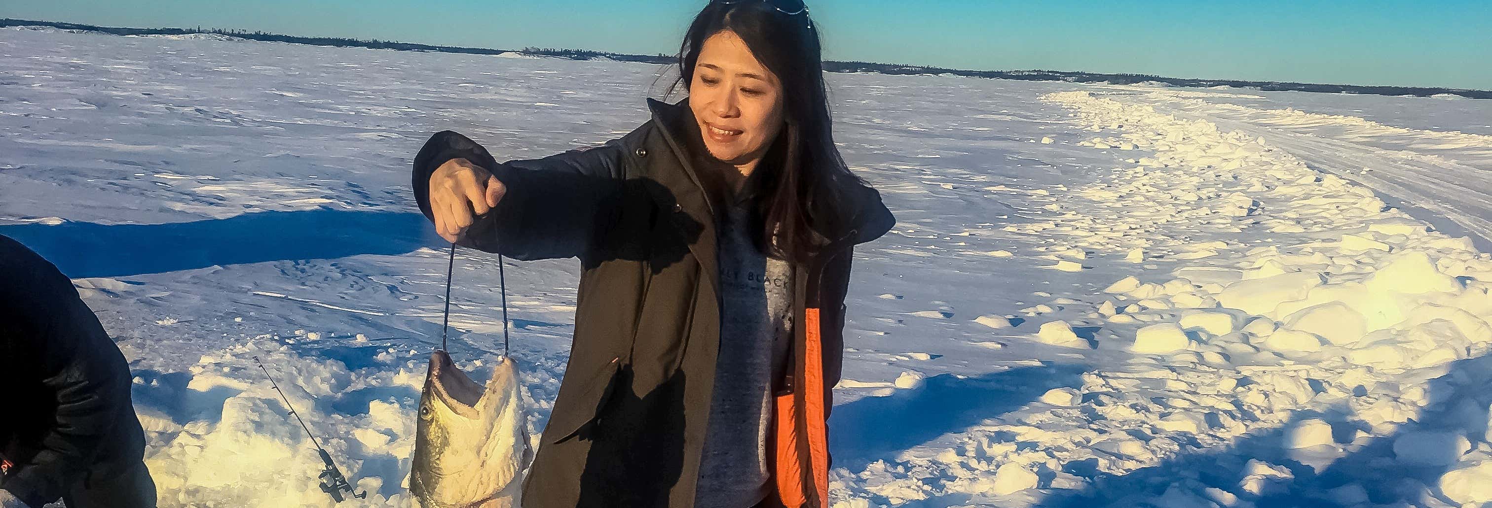 Pesca sul ghiaccio nel Grande Lago degli Schiavi
