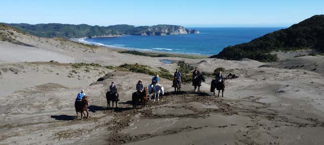 Passeggiata a cavallo sulla costa del Parque Tepuhueico