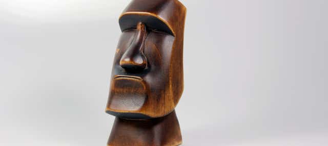 Laboratorio di intaglio di moai in legno