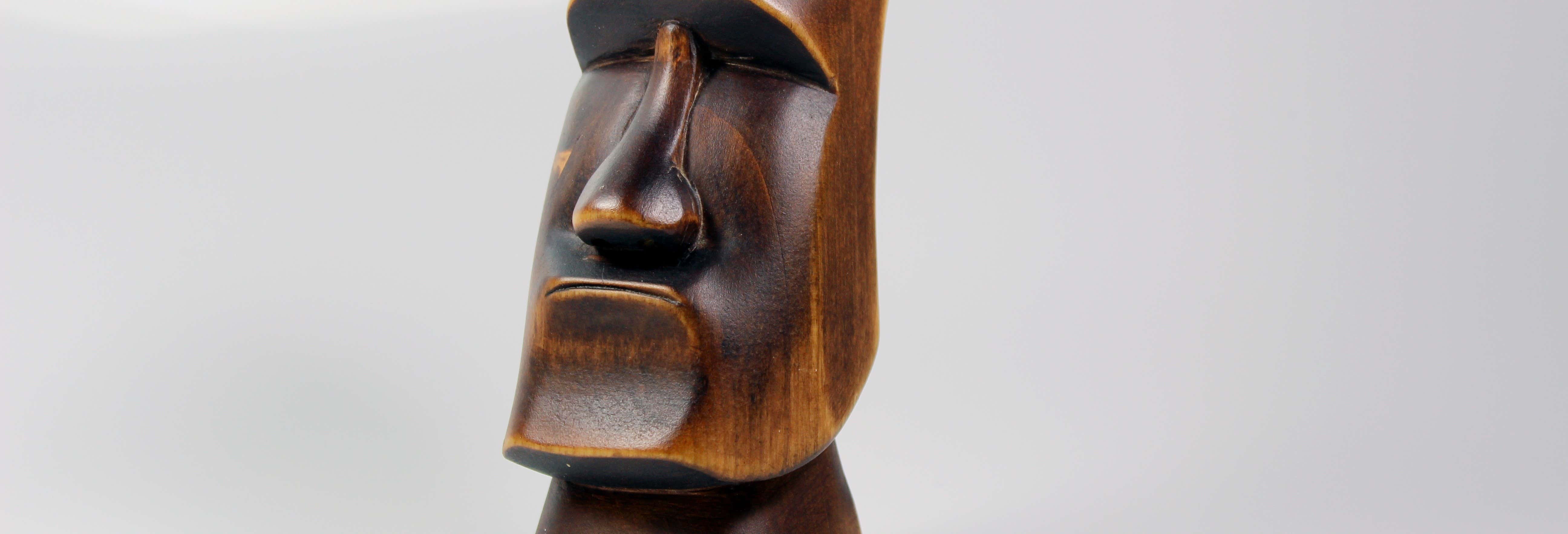 Laboratorio di intaglio di moai in legno