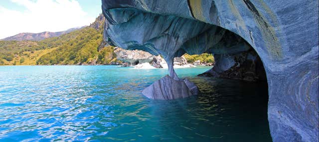 Giro in barca alle grotte di marmo di Puerto Sánchez