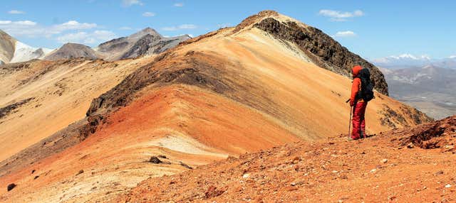 Trekking sulle montagne colorate di Suriplaza