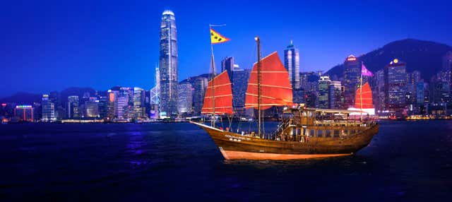 Crociera serale sul Victoria Harbour in una barca tradizionale