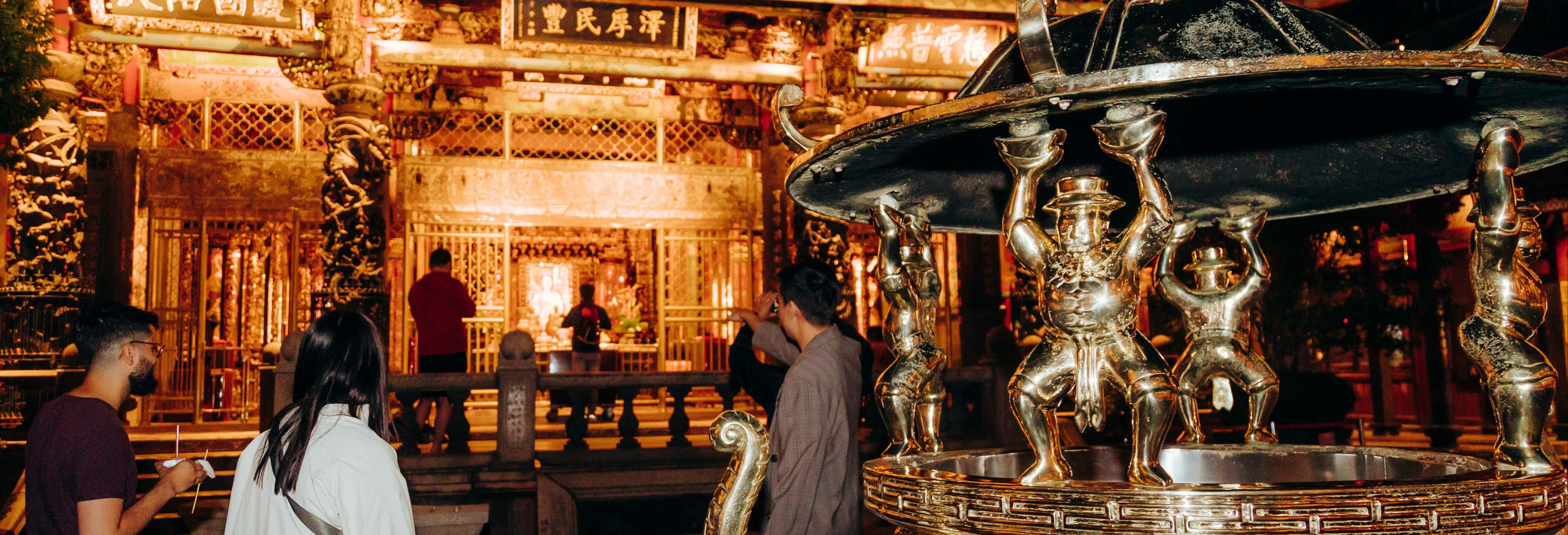 Longshan Temple & Surroundings Free Tour