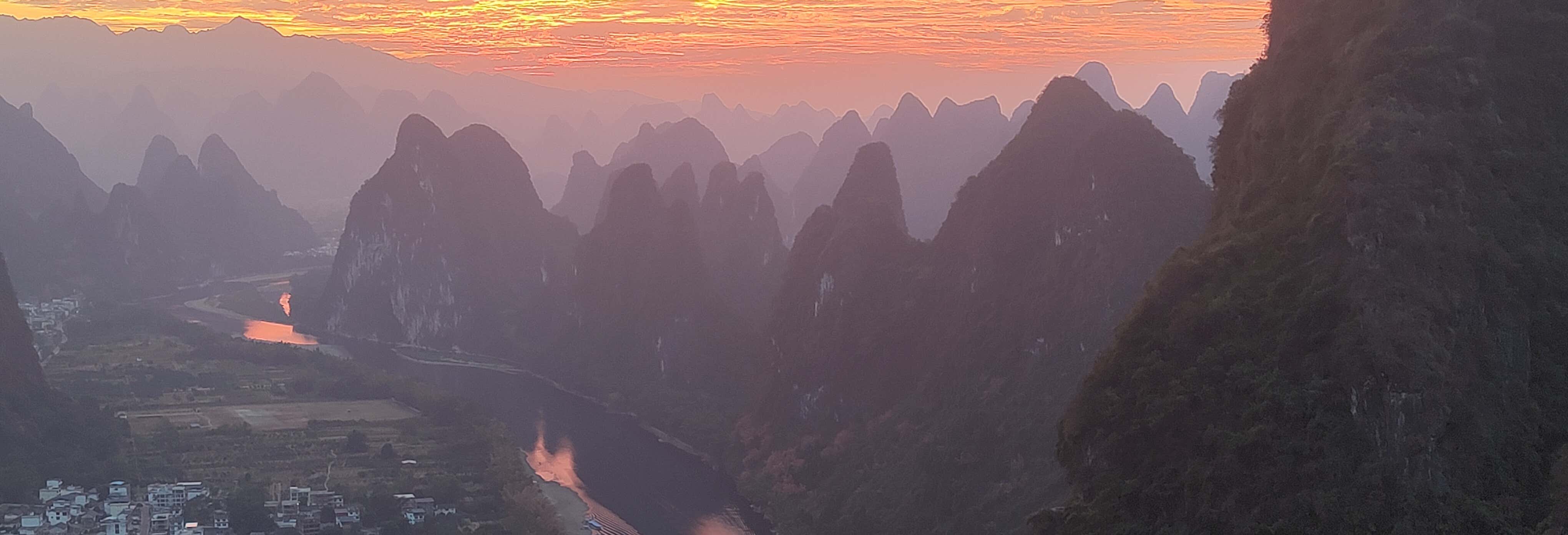 Escursione privata all'alba sul monte Xianggong