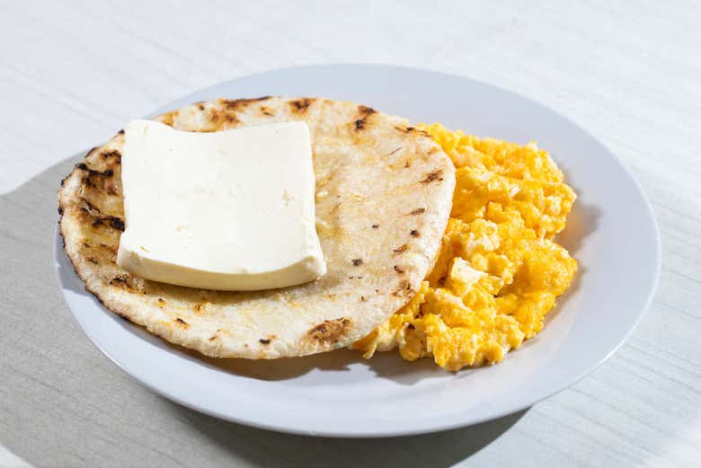 Arepa au fromage et aux œufs brouillés - Arepa au fromage et aux œufs brouillés