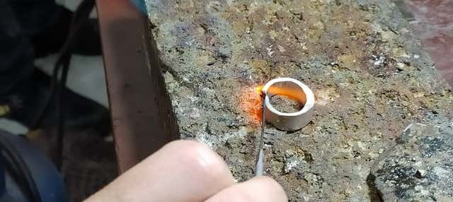 Laboratorio di anelli con smeraldi