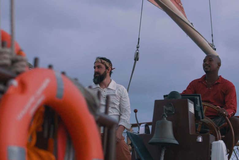 Paseo en barco pirata al atardecer