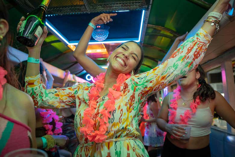 Tour en chiva rumbera por Cartagena + Fiesta en una discoteca