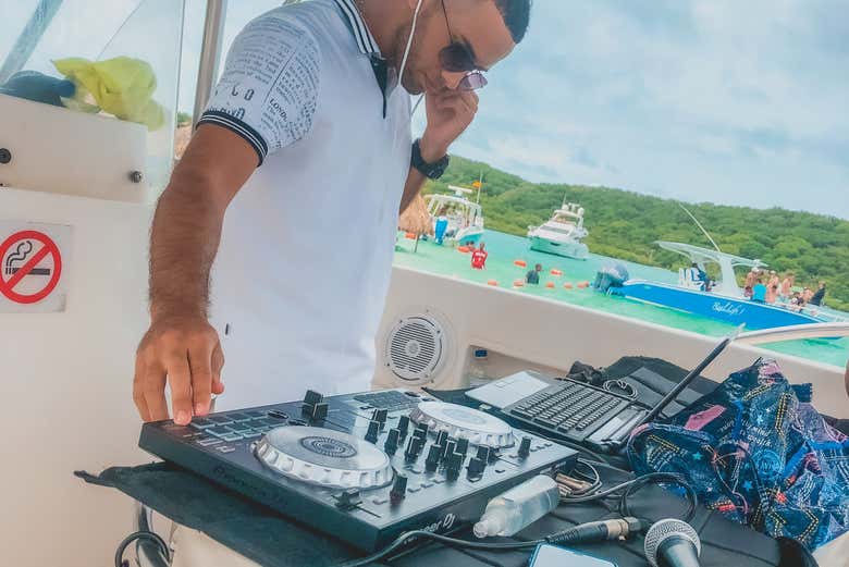 Fiesta en barco por la Isla Cholón