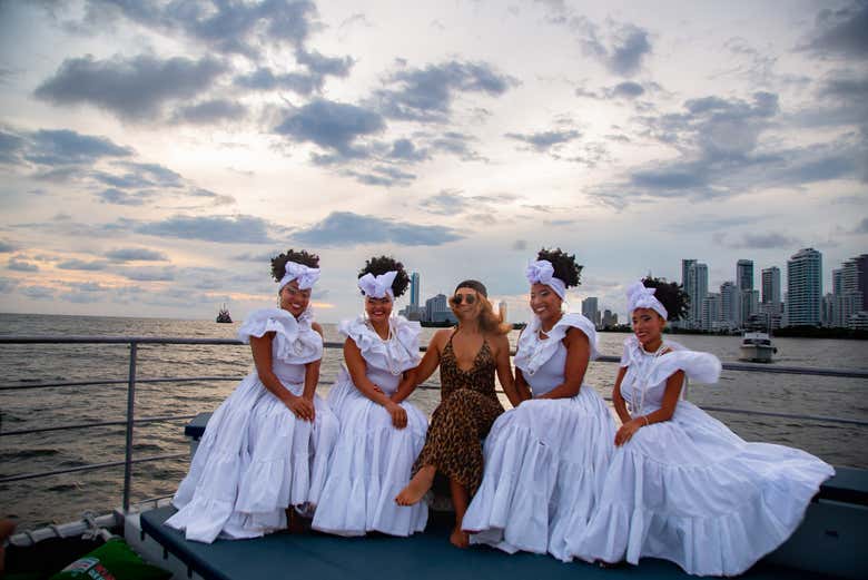 Paseo en catamarán con espectáculo folclórico o DJ