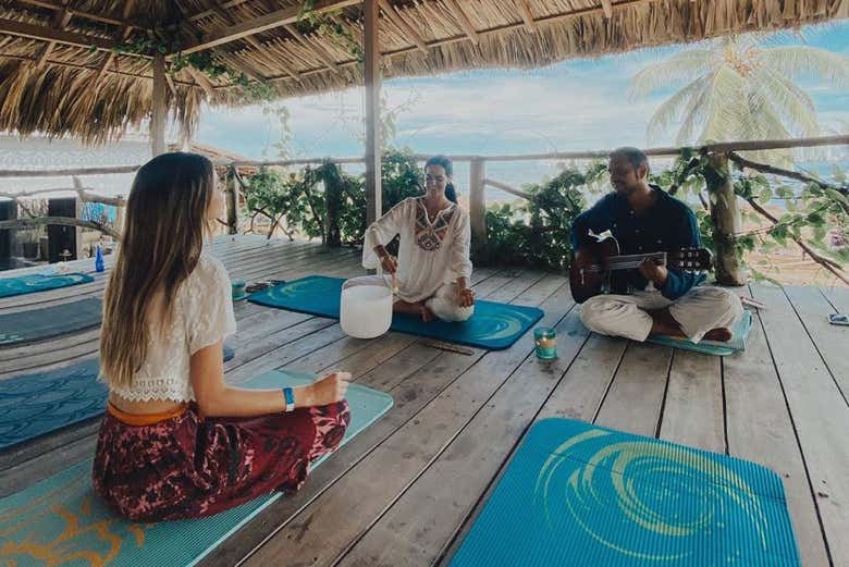 Yoga en el Namasté Beach Club de Tierra Bomba