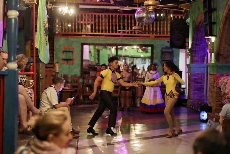 Clase de salsa con música en directo