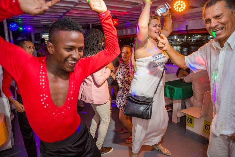 Fiesta caribeña en barco por Cartagena