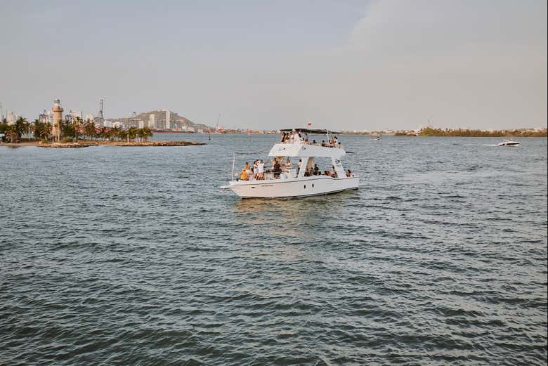 Paseo en barco al atardecer