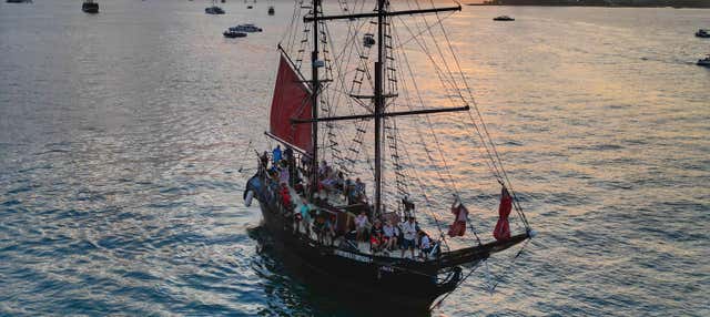 Paseo en barco pirata al atardecer
