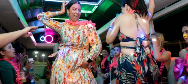 Tour en chiva rumbera por Cartagena + Fiesta en una discoteca